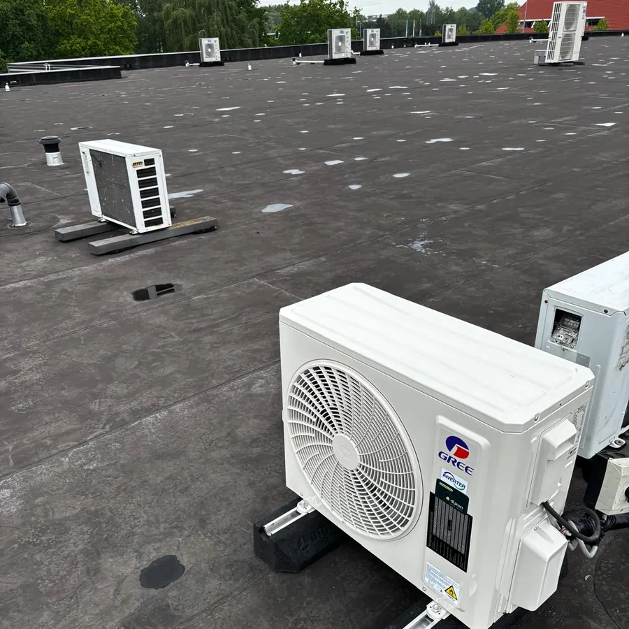 Buitenunits van airco’s en warmtepompen die Duron op het platte dak van een bedrijfspand in Hengelo installeerde