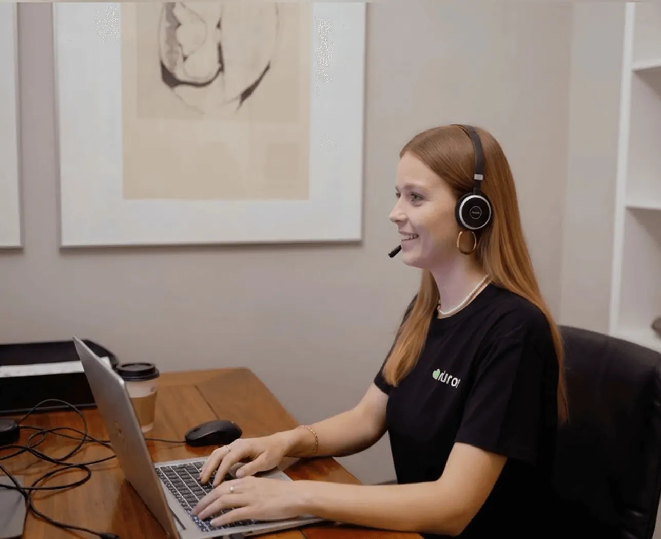 Medewerkster van Duron met headset beantwoordt vragen van klanten
