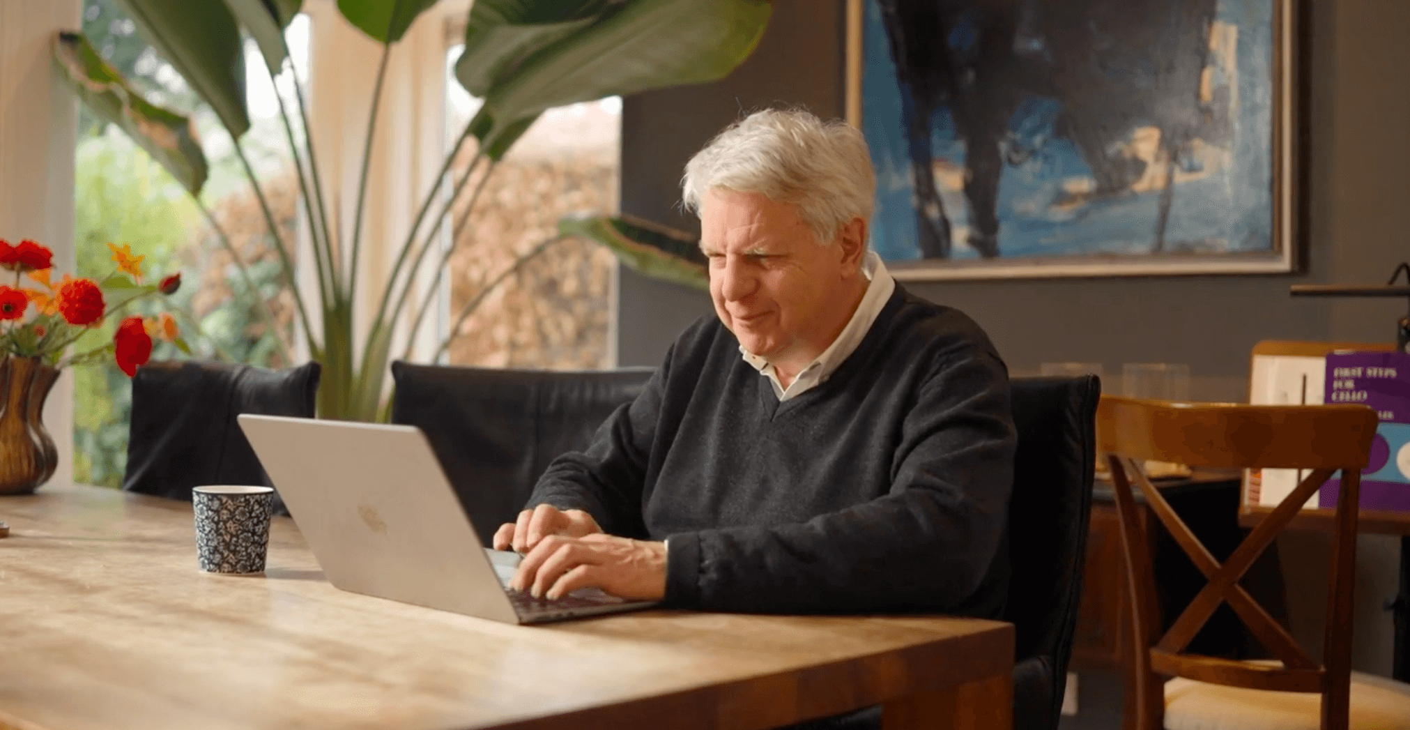 Man doet thuis op zijn laptop een aanvraag bij Duron