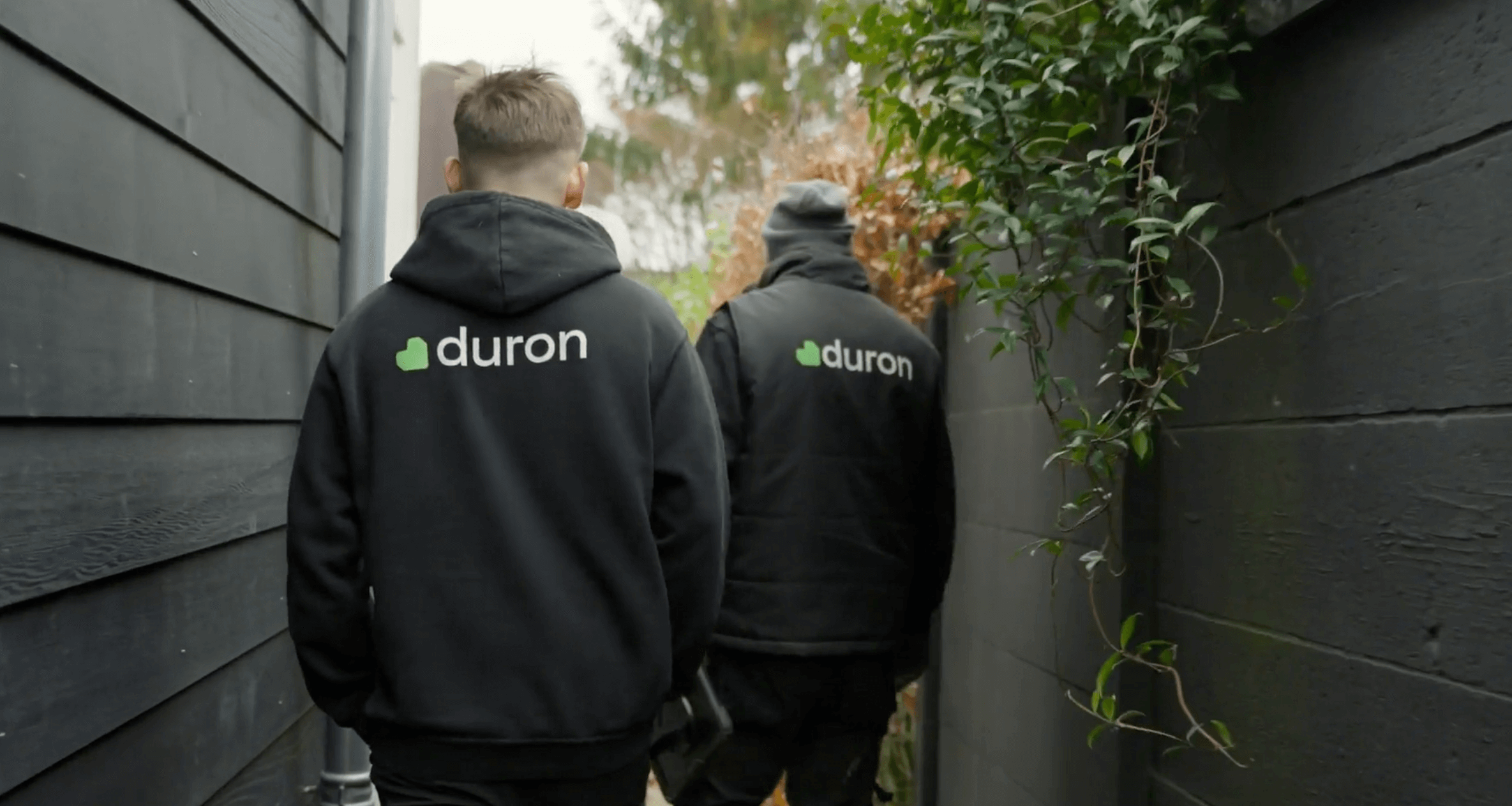 Duron-adviseur geeft klanten een hand aan de keukentafel