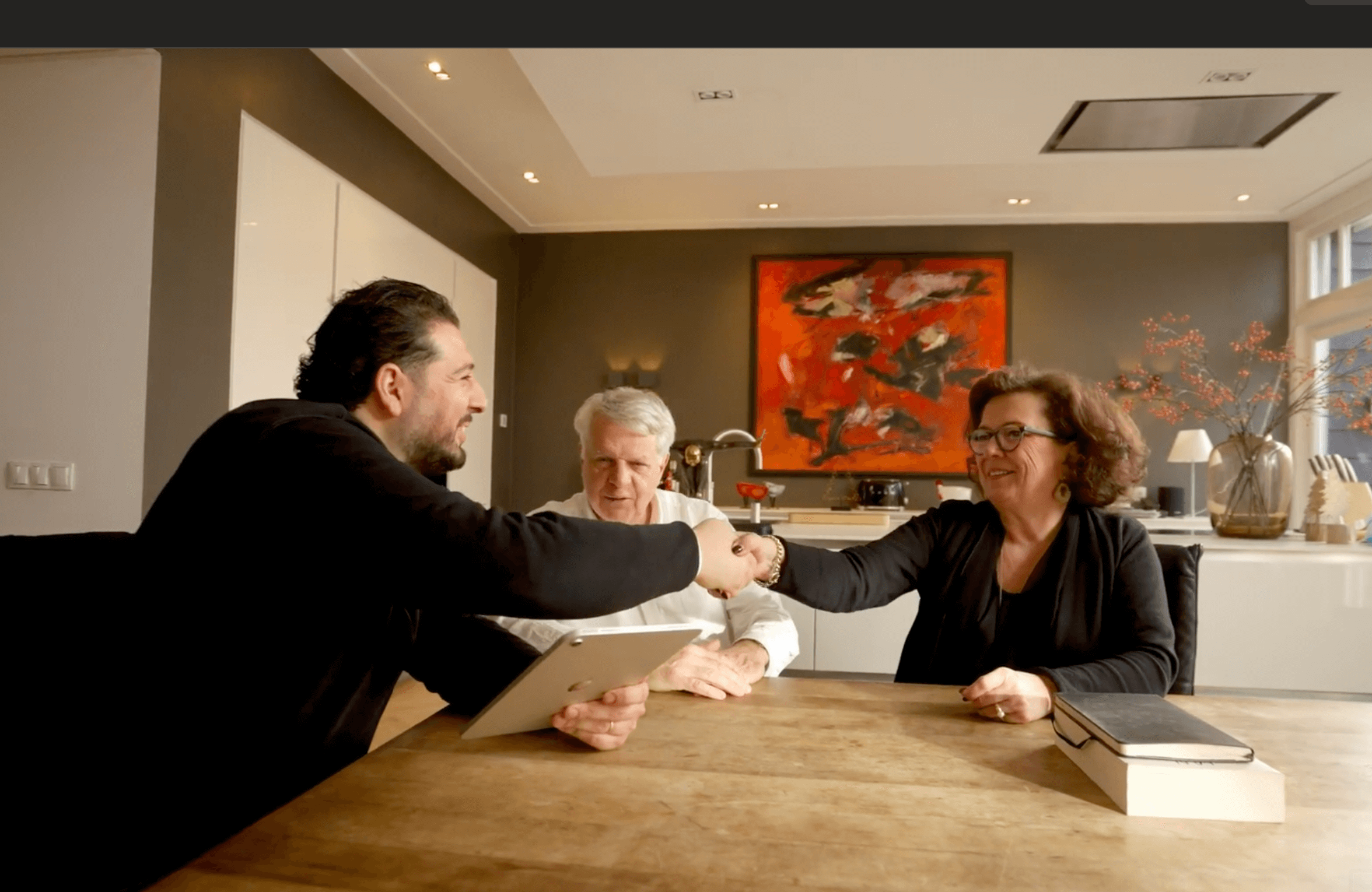 Duron-adviseur geeft klanten een hand aan de keukentafel