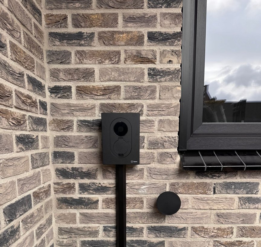 Laadpaal thuis laten installeren door Duron, Zaptec laadpaal aan de gevel van een woning