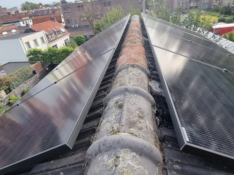 Zonnepanelen aan weerszijden van de nok op het dak van Earth Cafe Market in Enschede