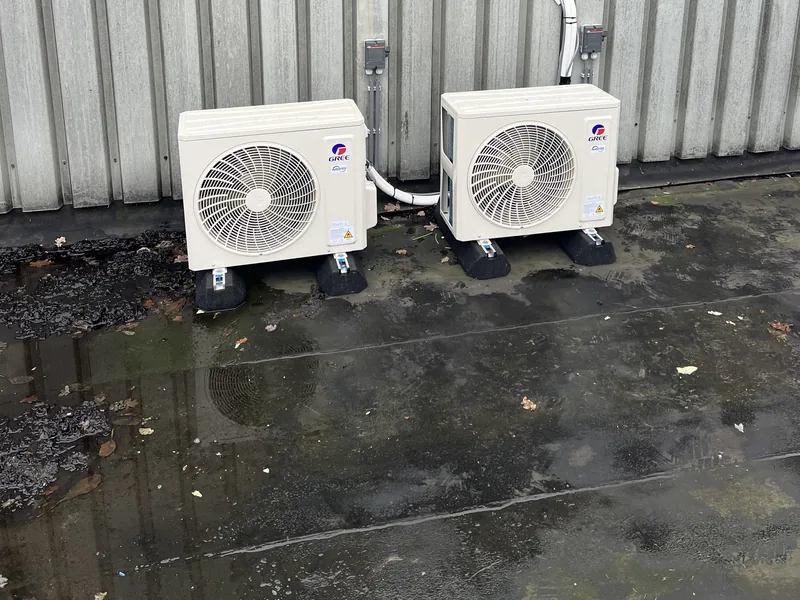 Twee Gree buitenunits van een airco-installatie op het dak van Yara Food in Enschede