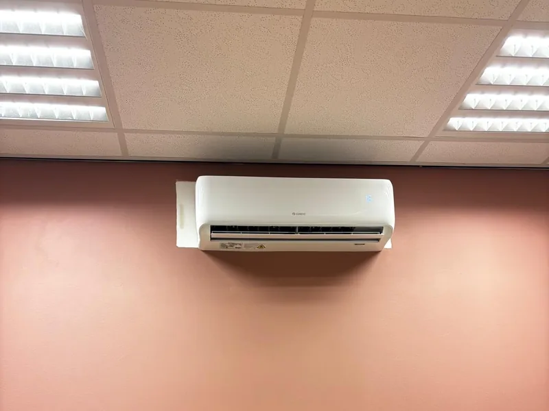 Binnenunit van een Gree-airco aan de wand in de winkel van Fitwinkel in Hengelo